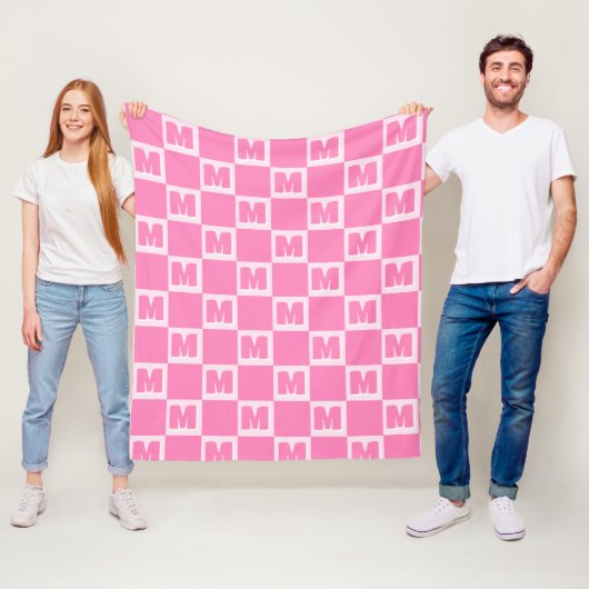 Couverture Polaire Monogramme à carreaux rose tendance initiale (En situation)