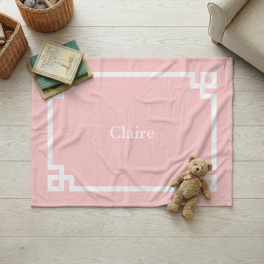 Couverture Polaire Monogramme à clé grecque rose et blanc pétale