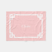 Couverture Polaire Monogramme à clé grecque rose et blanc pétale (Devant (Horizontal))