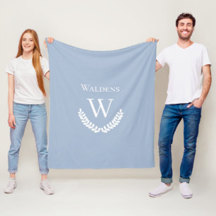 Couverture Polaire Monogramme bleu en acier léger minimal