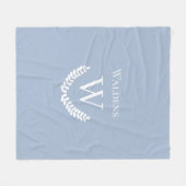 Couverture Polaire Monogramme bleu en acier léger minimal (Devant (Horizontal))