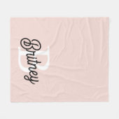 Couverture Polaire Monogramme et nom personnalisé moderne Pastel Pink (Devant (Horizontal))