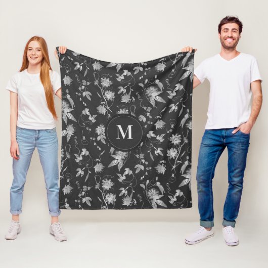 Couverture Polaire Monogramme Fleurs de passion gris foncé (En situation)