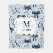 Couverture Polaire Monogramme Floral Élégant avec Ruban Bleu Personna (Devant)