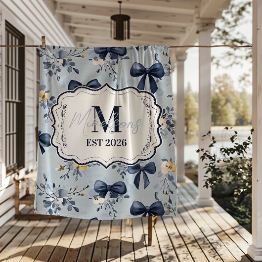 Couverture Polaire Monogramme Floral Élégant avec Ruban Bleu Personna