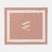 Couverture Polaire Monogramme géant sur Terra Cotta Arrière - plan Th (Devant (Horizontal))