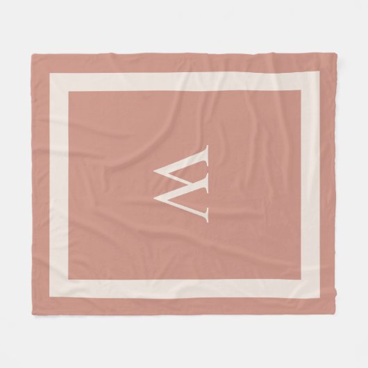 Couverture Polaire Monogramme géant sur Terra Cotta Arrière - plan Th (Devant (Horizontal))