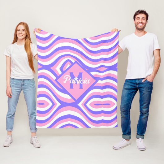 Couverture Polaire Monogramme les années 70 Super rose & violet psych (En situation)