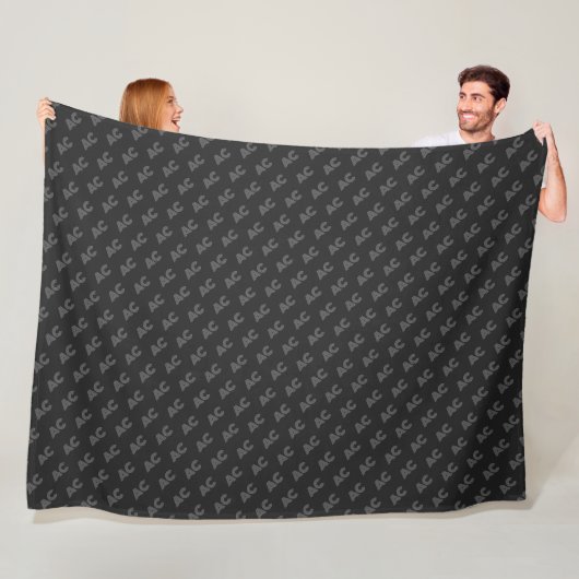 Couverture Polaire Monogramme moderne noir et gris (En situation)