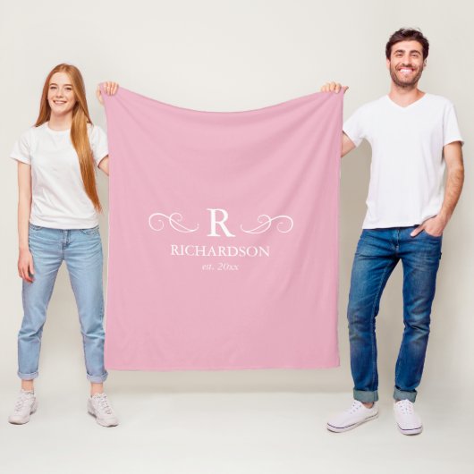 Couverture Polaire Monogramme rose (En situation)