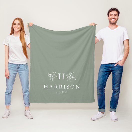Couverture Polaire Monogramme rustique vert sauge vert personnalisé (En situation)
