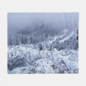 Couverture Polaire Montagnes d'hiver calmes : Foggy Serenity. (Devant (Horizontal))