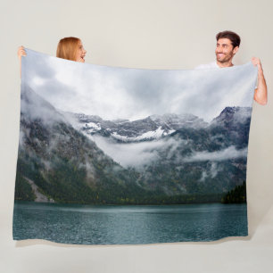 Couverture Polaire Montagnes neigeuses dans le brouillard au lac Plan