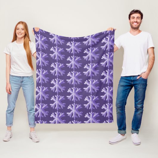 Couverture Polaire Motif à bouffées de neige ultra violettes (En situation)