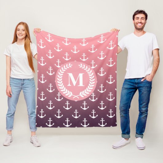 Couverture Polaire Motif Ancre et Monogram (En situation)