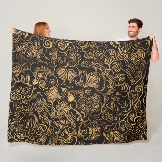 Couverture Polaire Motif baroque floral doré sur fond noir (En situation)