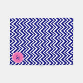 Couverture Polaire Motif Chevron bleu Monogram Navy avec rose chaud (Devant (Horizontal))