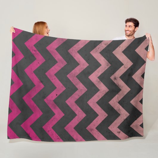 Couverture Polaire Motif de chevron gris foncé rose magenta (En situation)