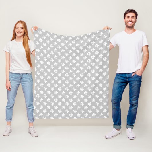 Couverture Polaire Motif de pattes grises et blanches (En situation)