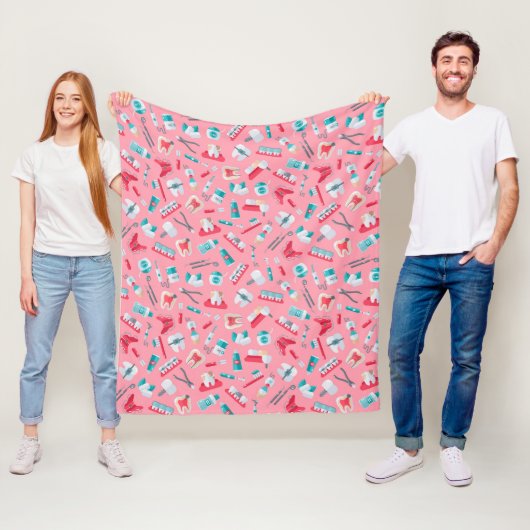 Couverture Polaire Motif dentaire rose (En situation)