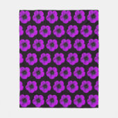 Couverture Polaire Motif floral de géranium pourpre sur fond noir (Devant)