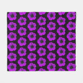 Couverture Polaire Motif floral de géranium pourpre sur fond noir (Devant (Horizontal))