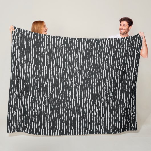 Couverture Polaire motif horizontal à branches noires et blanches (En situation)