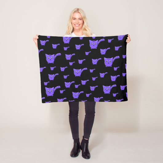 Couverture Polaire Motif Kitty noir et pourpre (En situation)