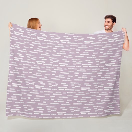 Couverture Polaire Motif Lignes arrondies | Blanc sur Mauve (En situation)