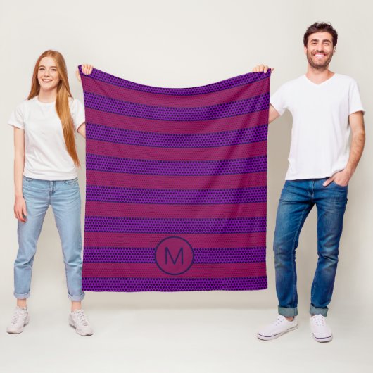Couverture Polaire Motif monogrammé rayé violet et magenta (En situation)