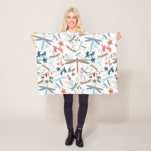 Couverture Polaire Motif multicolore de libellules (En situation)