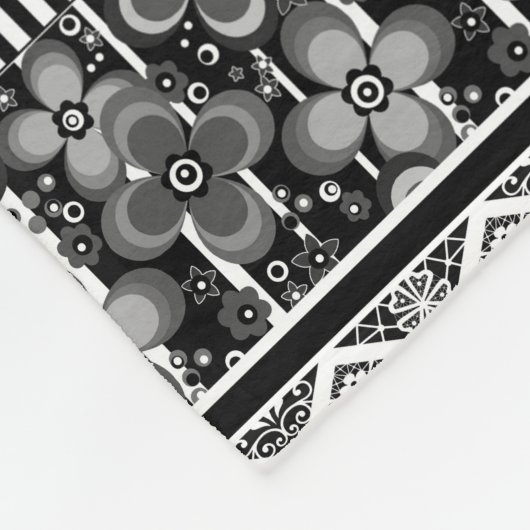 Couverture Polaire Motif noir et blanc avec dentelle et patchwork (Coin)