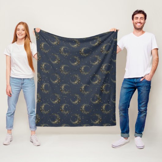 Couverture Polaire Motif Nuit Étoilée Lune Céleste Dorée (En situation)