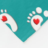 Couverture Polaire Motif pieds avec coeur rouge (Coin)