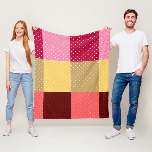 Couverture Polaire Motif Pois monogramme (En situation)
