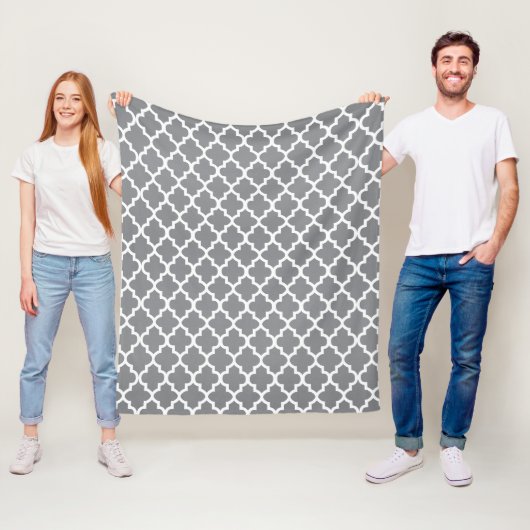 Couverture Polaire Motif Quatrefoil gris et blanc (En situation)
