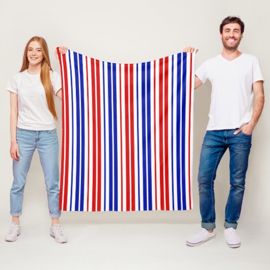 Couverture Polaire Motif rayures blanches rouges bleues (En situation)