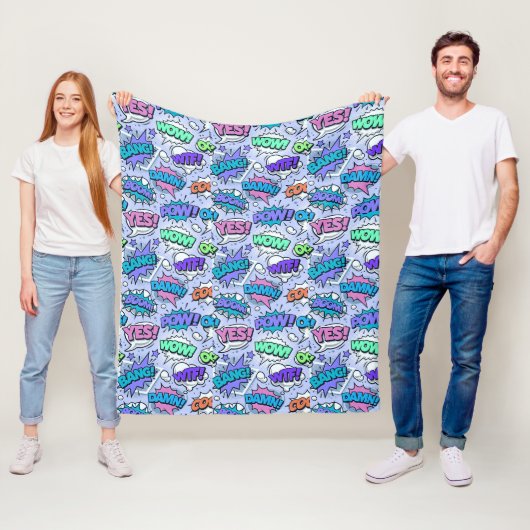 Couverture Polaire Mots PopArt Violet (En situation)