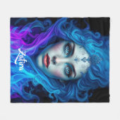 Couverture Polaire Mystery Woman Emerging from Blue & Purple Flames (Devant (Horizontal))