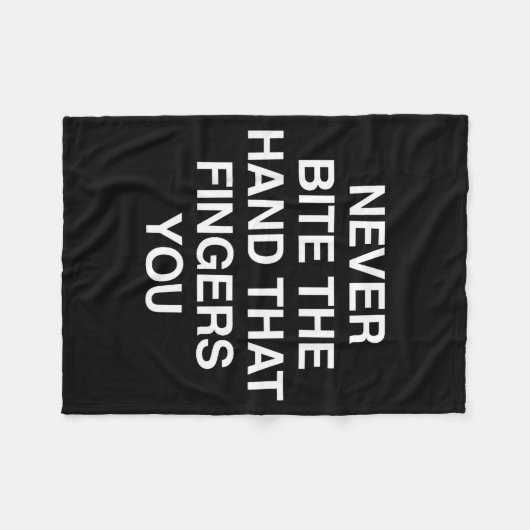 Couverture Polaire Never Bite The Hand That Fingers You Funny Sarcasm (Devant (Horizontal))