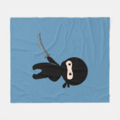 Couverture Polaire Ninja minuscule en colère sur bleu (Devant (Horizontal))