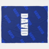 Couverture Polaire Nom blanc et nom bleu répétitif sur bleu foncé mar (Devant (Horizontal))