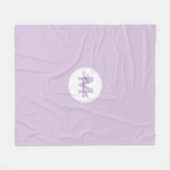 Couverture Polaire Nom Classique Lilas et Médaillon Monogrammé (Devant (Horizontal))