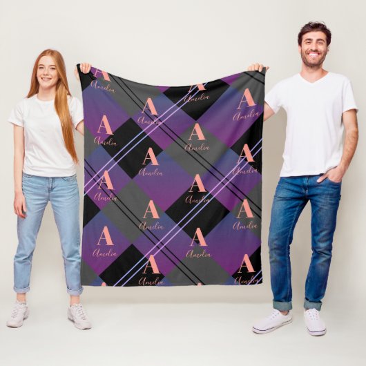 Couverture Polaire Nom du monogramme Plaid Purple (En situation)