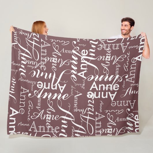 Couverture Polaire Nom imprimé en blanc sur une brique rouge (En situation)