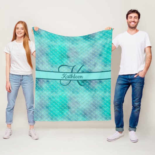 Couverture Polaire Nom monogrammé initial Mermaid bleu violet vert (En situation)