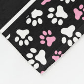 Couverture Polaire Nom personnalisé blanc rose sur motif empreinte de (Coin)