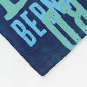 Couverture Polaire Nom répliqué en nuances de bleu côtier (Coin)