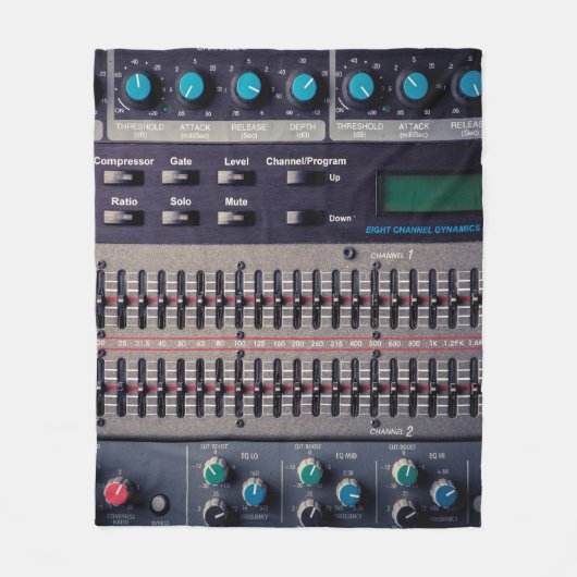 Couverture Polaire Nombreux boutons sur un mixeur de sons dans un stu (Devant)