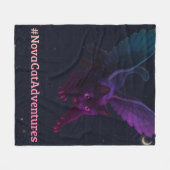 Couverture Polaire #NovaCatAdventures – Winged v2 (Devant (Horizontal))